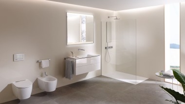 Nagy fürdőszoba Geberit AquaClean Mera higiéniai berendezéssel, fürdőszobabútorokkal és szaniterkerámiákkal