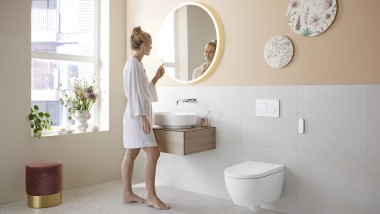 Fürdőszoba trendi Peach Fuzz színben Geberit AquaClean Alba higiéniai berendezéssel