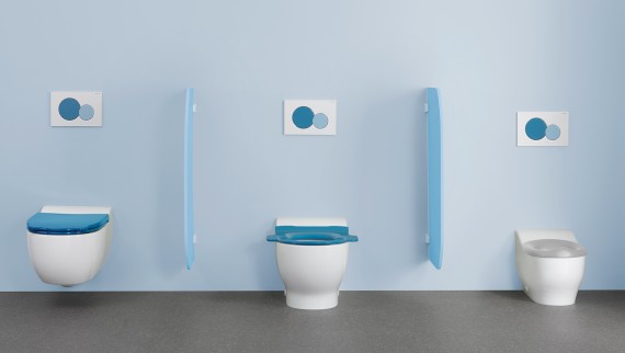 A Geberit Bambini fürdőszobai sorozatából származó WC-k színes WC-fedéllel és öblítőlemezekkel