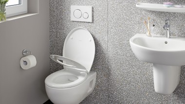 Fali WC egy terrazzo csempével burkolt falon