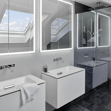 Tetőtéri fürdőszoba két mosdóval és tükörrel