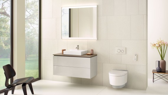 Fehér fürdőszoba Geberit tükörszekrénnyel, mosdóval, alsó szekrénnyel, működtetőlappal és kerámiával