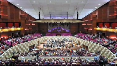 A nagy koncertterem a legkülönfélébb stílusú zenei rendezvényeknek ad otthont (© Plotvis and Kraaijvanger Architecten)