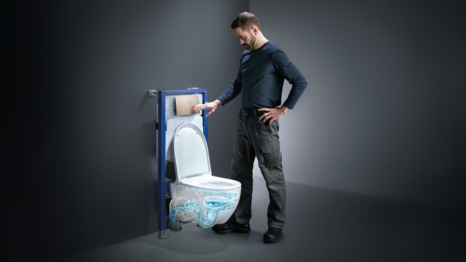 A férfi leöblíti a WC-t A férfi leöblíti a WC-t